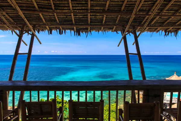 Cabaña de bambú sobre mar cristalino — Foto de Stock