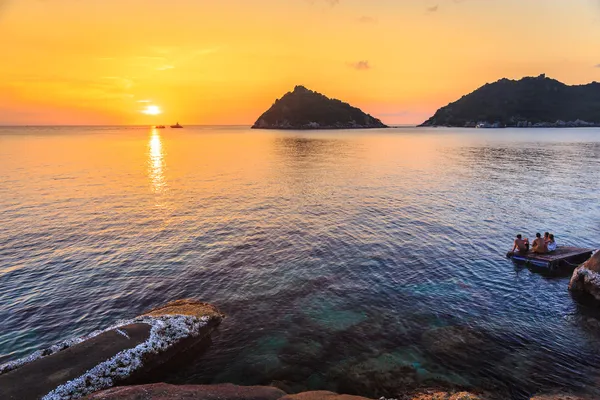 Tourism watching beautiful sea with sunset scene — Stock Photo, Image
