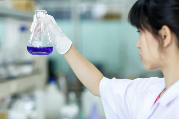 Científico examinando química en vaso de precipitados — Foto de Stock