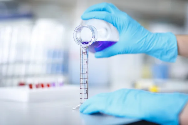 mor bir sıvı dereceli silindir içine decanting