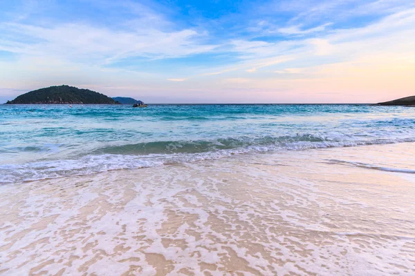 Schöner Strand und kristallklares Meer auf tropischer Insel, — Stockfoto