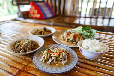 Tay yemek takımı bambu arka plan üzerinde denize indirmek