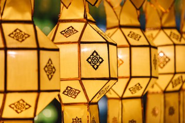 loi krathong Kuzey Tayland tarzı fenerler