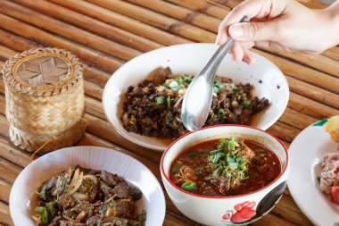 Tay denize indirmek ya da akşam yemeği bambu arka plan ayarla