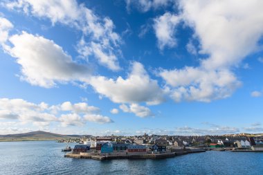 Lerwick şehir merkezinde mavi gökyüzü altında