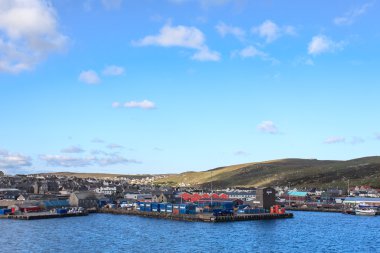Lerwick şehir merkezinde mavi gökyüzü altında
