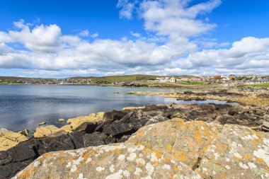 Lerwick şehir merkezinde mavi gökyüzü altında
