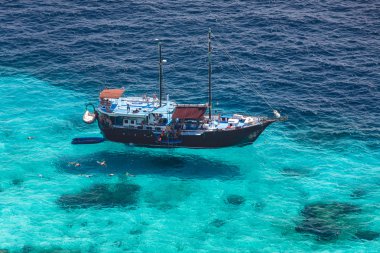 tropik ada, havadan görünümü berrak mavi denizi ve turist