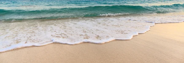 Schöner Strand und kristallklares Meer auf tropischer Insel, — Stockfoto