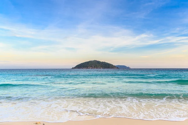 美丽的沙滩和水晶般清澈的海水，在热带小岛, — 图库照片