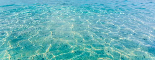 Kristallklares Meer der tropischen Insel — Stockfoto