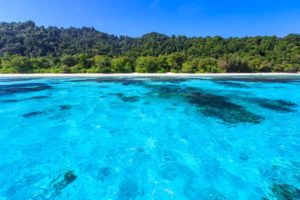 Playa de mar cristalino tropical, isla de Ta Chai — Foto de Stock