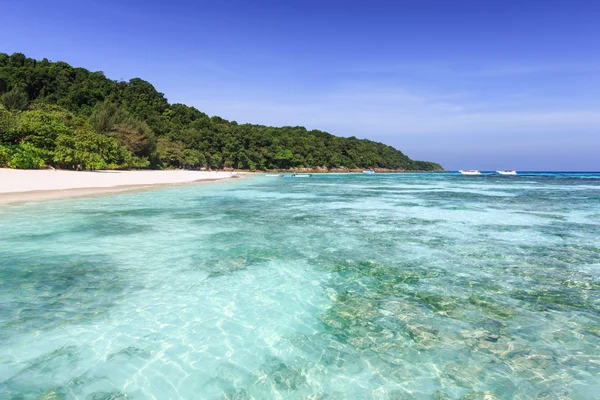 Playa de mar cristalino tropical, isla de Ta Chai — Foto de Stock