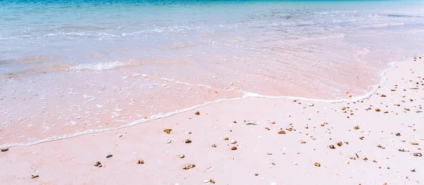 Isolierter weißer Sandstrand auf tropischer Insel — Stockfoto