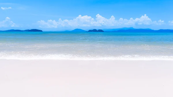 White sand beach on tropical island — Stock Photo, Image