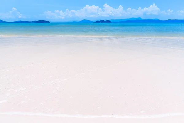 Weißer Sandstrand auf tropischer Insel — Stockfoto