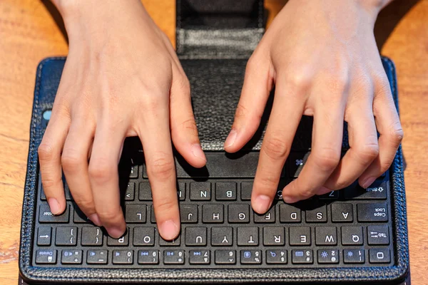 女性の指をキーボードで入力します。 — ストック写真