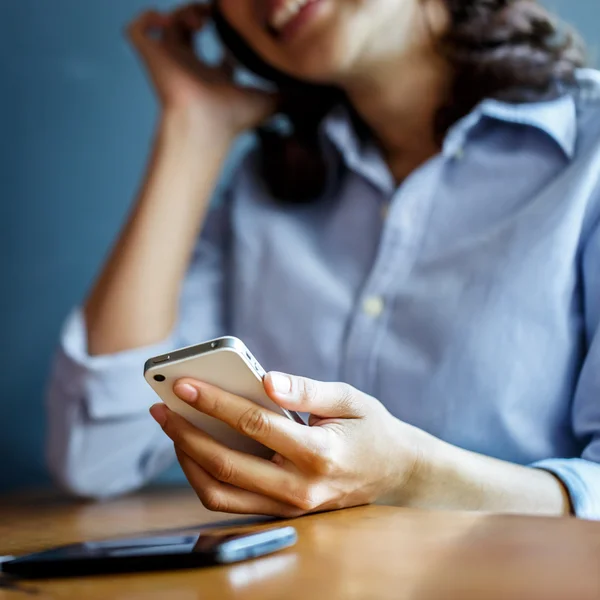 genç kadın Smartphone ile kablosuz kulaklık kullanarak