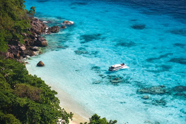 A tourist speed boat in tropical island beach — Stock Photo, Image