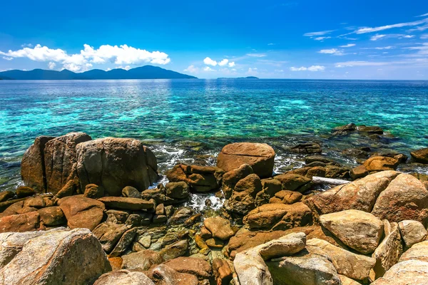 Hermoso mar y playa de arena blanca — Foto de Stock