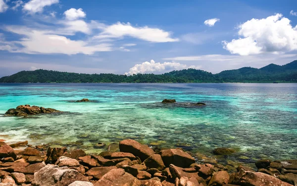 Beautiful sea at tropical island — Stock Photo, Image