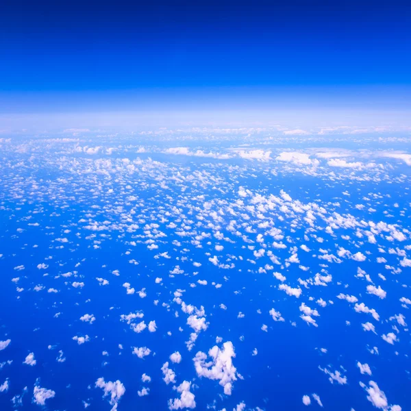 güzel bir bulutlu gökyüzü görünümü air uçak penceresinden