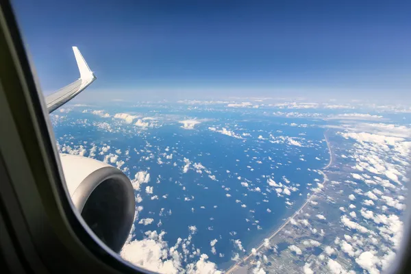 Nádherný mrak nebe pohled z okna letadla — Stock fotografie