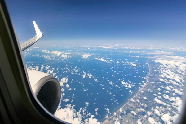 Belle vue ciel nuage depuis la fenêtre de l'avion — Photo