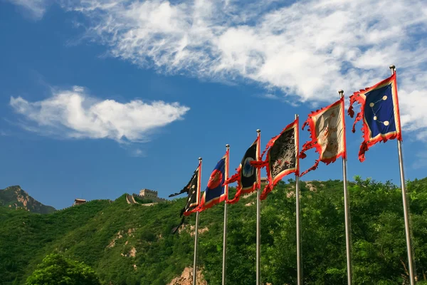 Gamla militära flaggor på stora wal — Stockfoto