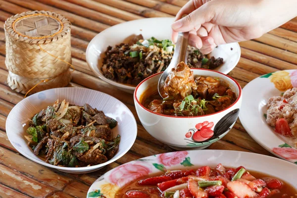 Thai-Start oder Abendessen auf Bambus-Hintergrund — Stockfoto