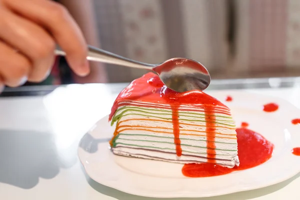 Rainbow crepe cake med jordgubbar juice — Stockfoto