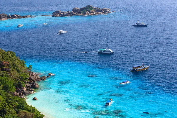 Vue aérienne d'une plage avec quelques bateaux à moteur — Photo