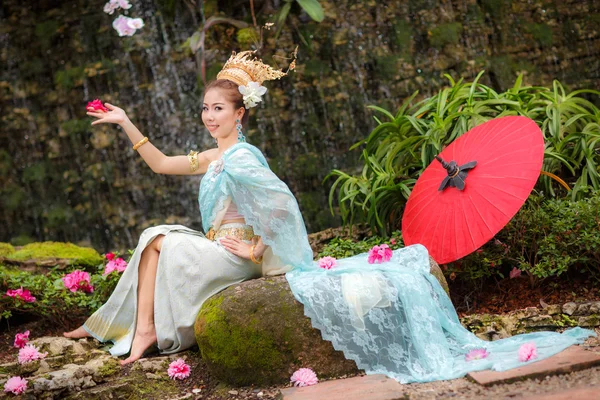 Thailändisches Tanzmädchen mit Kleid im nördlichen Stil im Tempel — Stockfoto