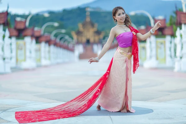 Thailändisches Tanzmädchen mit Kleid im nördlichen Stil im Tempel — Stockfoto
