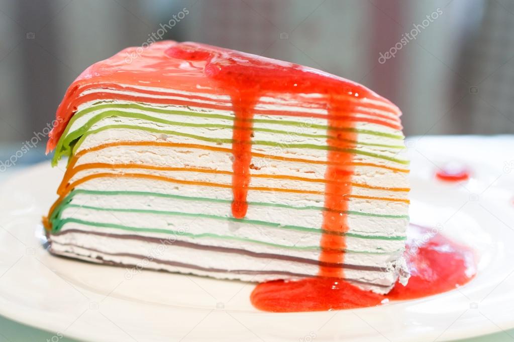 Rainbow crepe cake with strawberry juice — Stock Photo