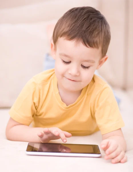 Jongen met behulp van Tablet PC — Stockfoto