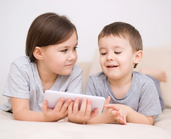 Crianças que utilizam o computador tablet — Fotografia de Stock