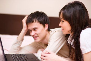 Genç çift dizüstü bilgisayarda oynama