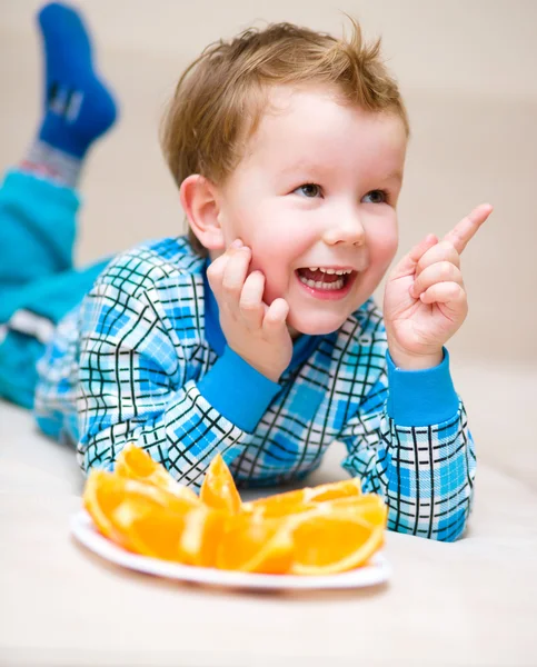 Портрет счастливого маленького мальчика — стоковое фото