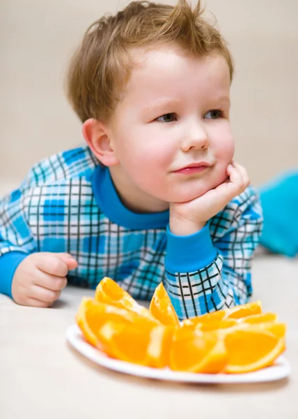 Portret van een gelukkig jongetje — Stockfoto