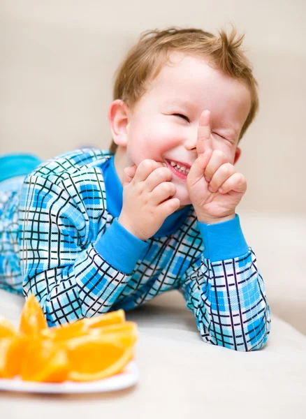 Porträtt av en lycklig liten pojke — Stockfoto