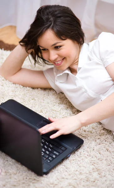 年轻女子正在笔记本电脑上 — 图库照片