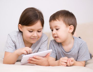 tablet bilgisayar kullanarak çocuk