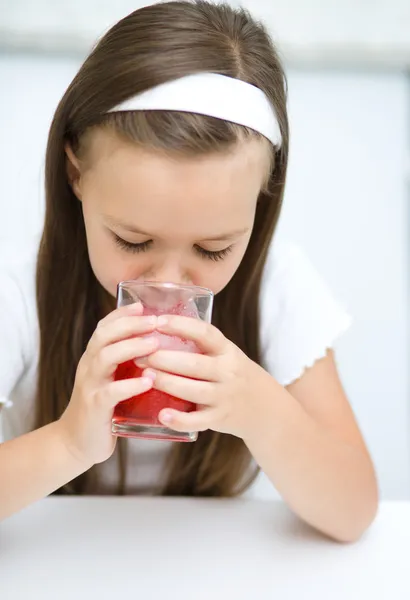 Little girl is drinking cherry juice — Stock Photo, Image