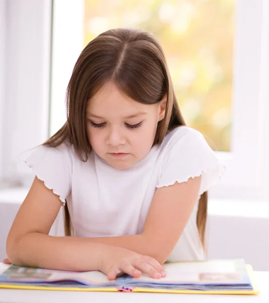 Menina está lendo um livro — Fotografia de Stock