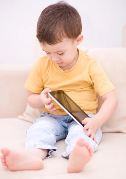 Jongen met behulp van Tablet PC — Stockfoto