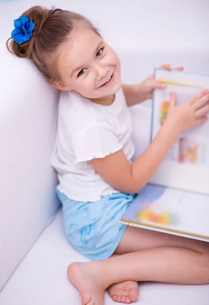 Klein meisje leest een boek — Stockfoto