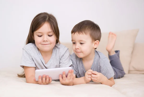 Kinderen met behulp van tablet pc — Stockfoto