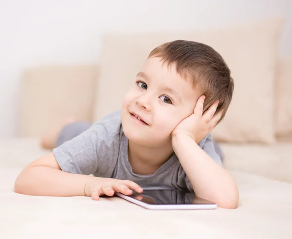 Boy using tablet — Stock Photo, Image