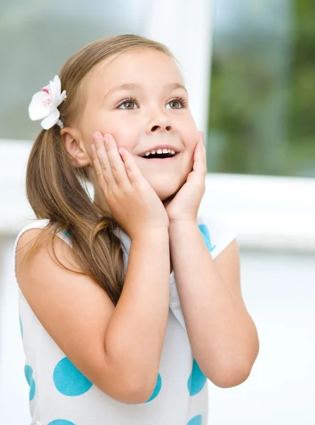 Little girl is holding her face — Stock Photo, Image